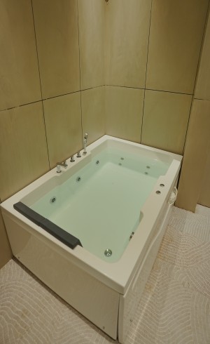 Room 08